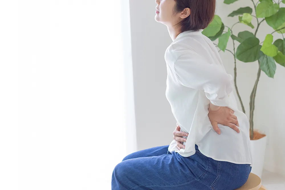 腰が痛む女性