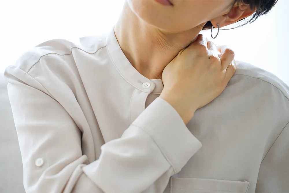 首が痛む女性