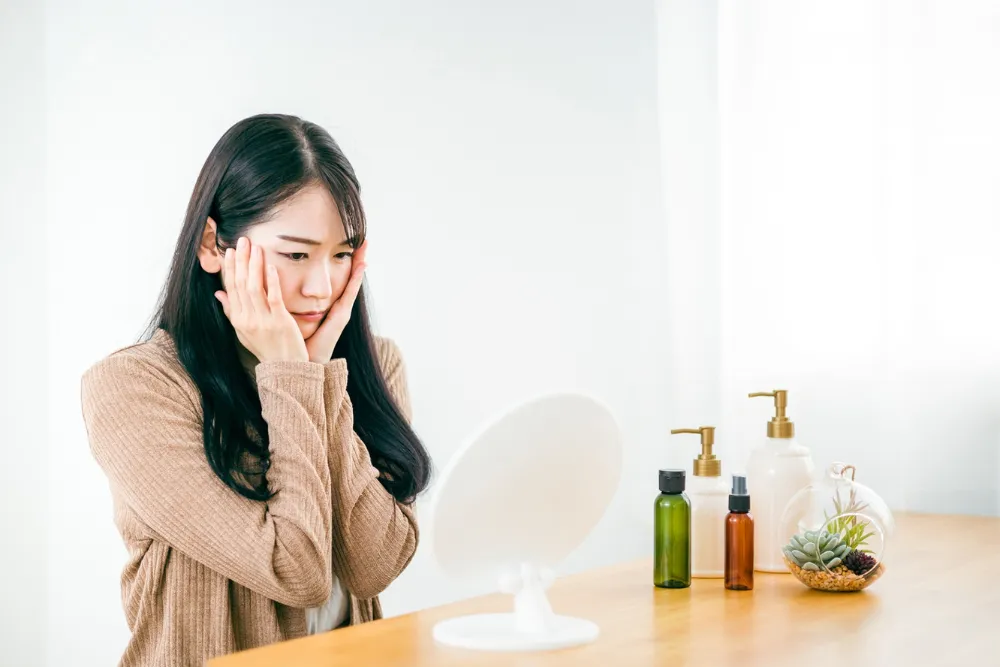 鏡をみている女性
