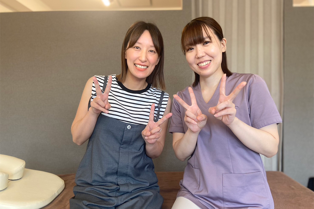 体調が良くなった患者と並ぶ整体師