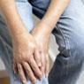 膝が痛む男性