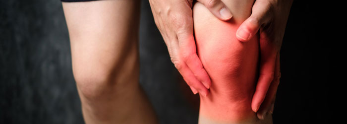 変形性膝関節症の「痛み」の原因とは？