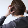 頭が痛む女性