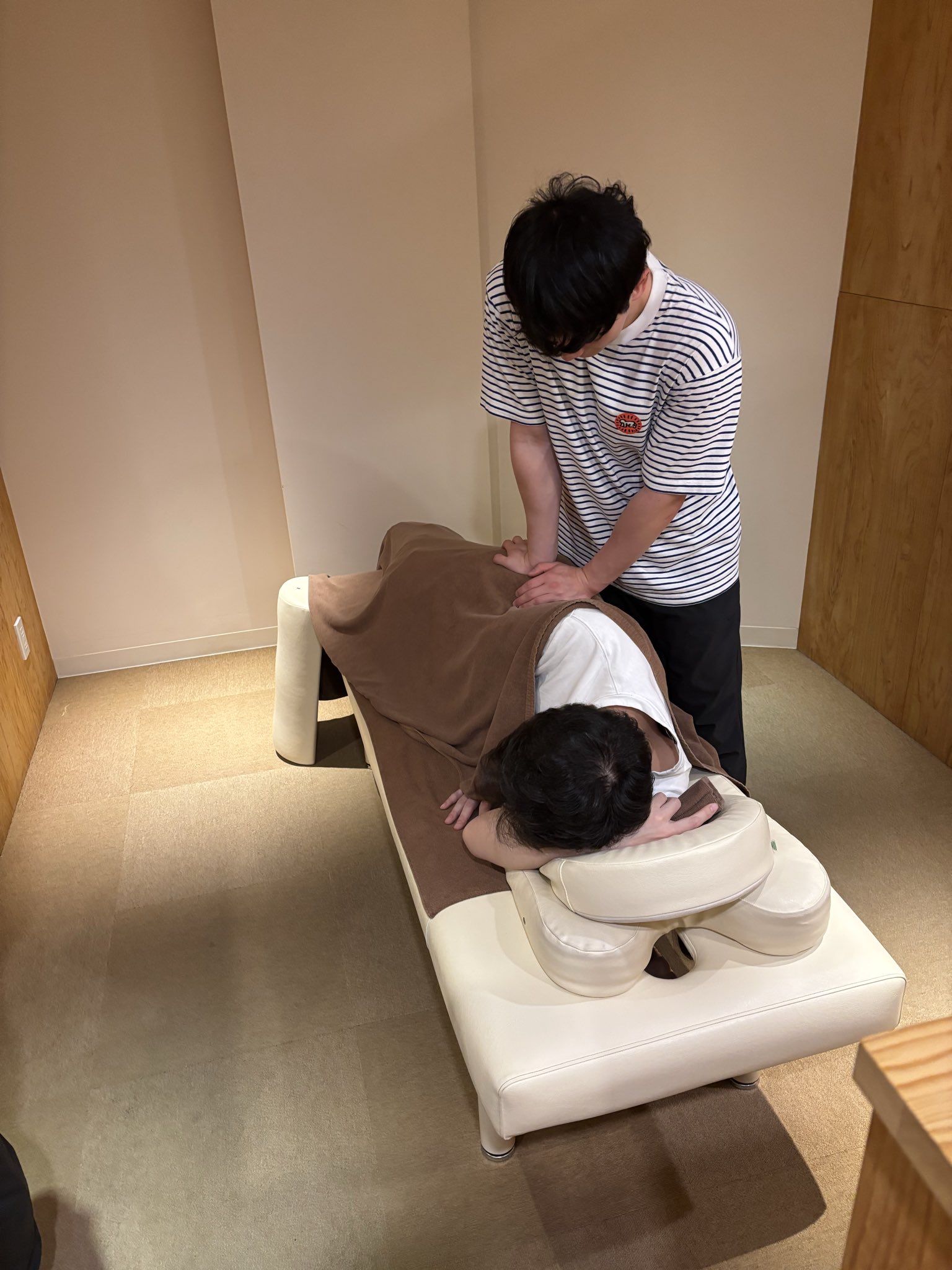 新人練習会で触診や検査を確認している様子