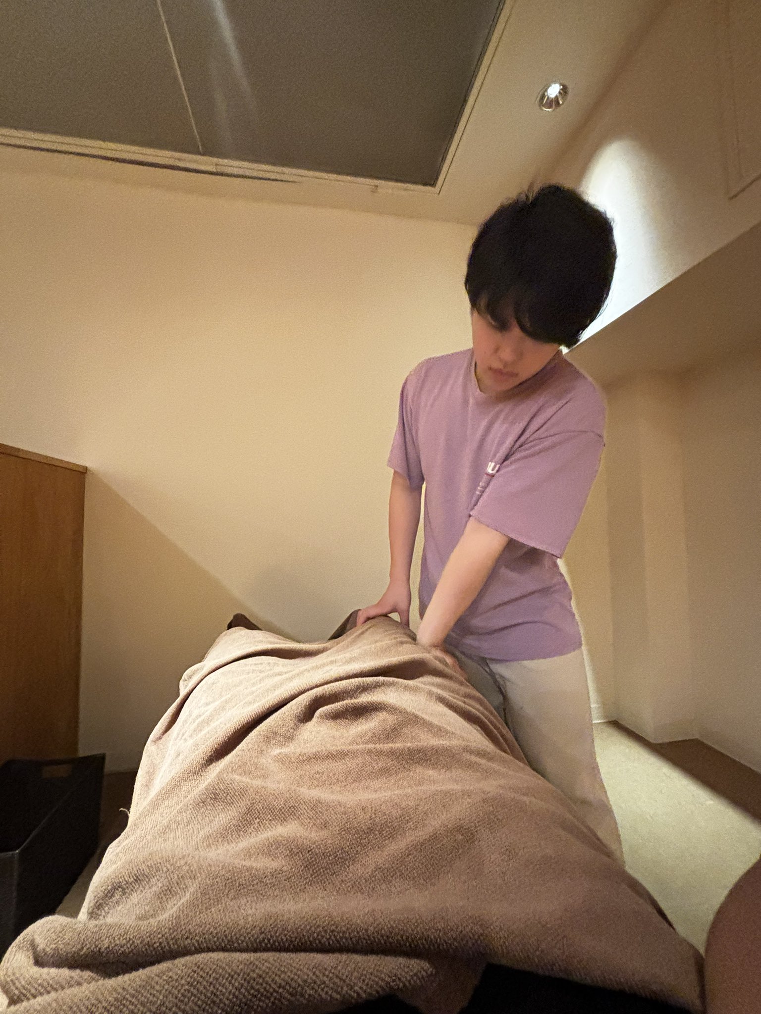 とんとん整骨院の新人練習会で技術チェックに向けて練習している様子