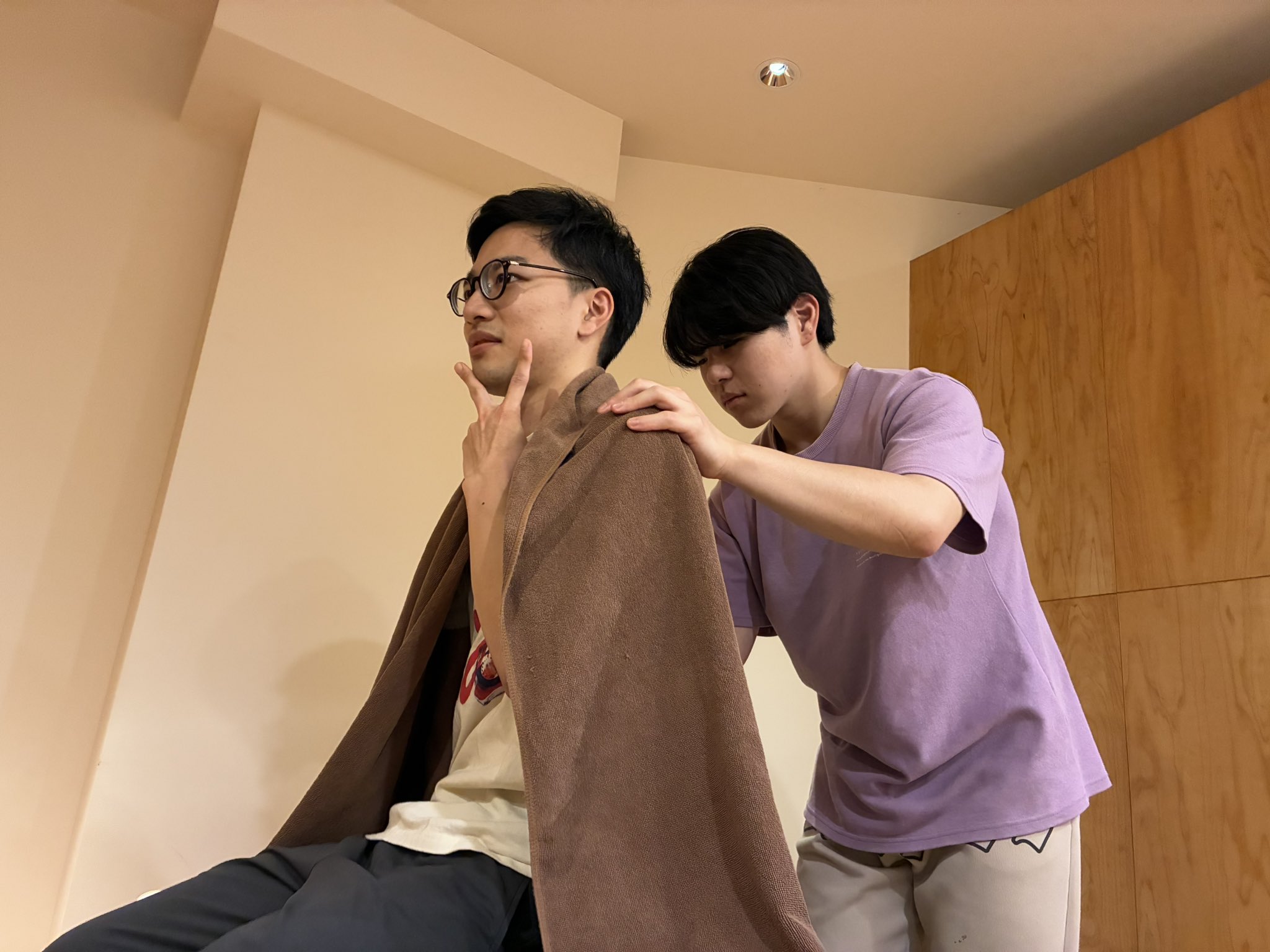 スタッフ同士で腰椎の評価を練習している様子