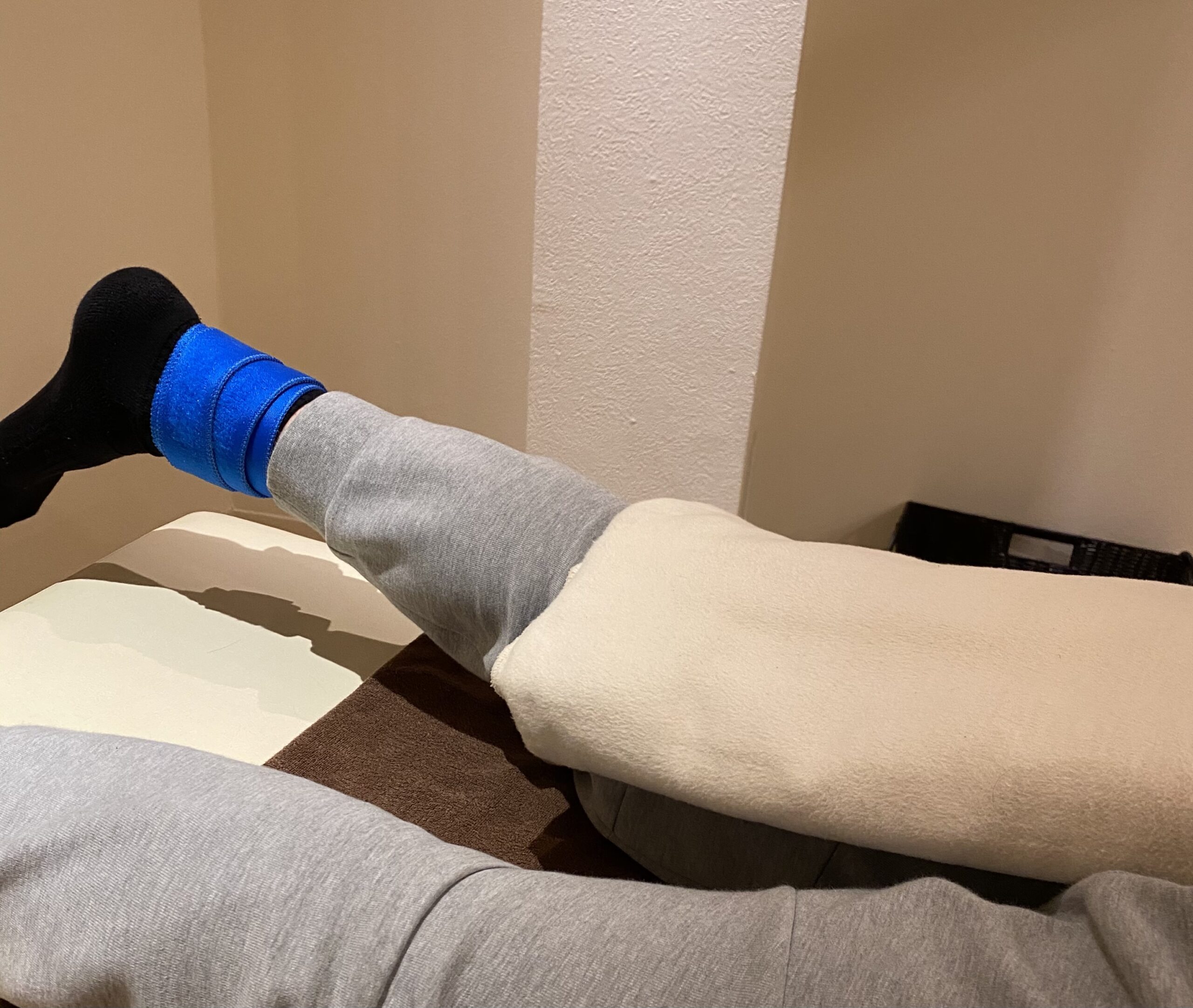 ホットパックと軽負荷ストレッチを組み合わせた施術場面
