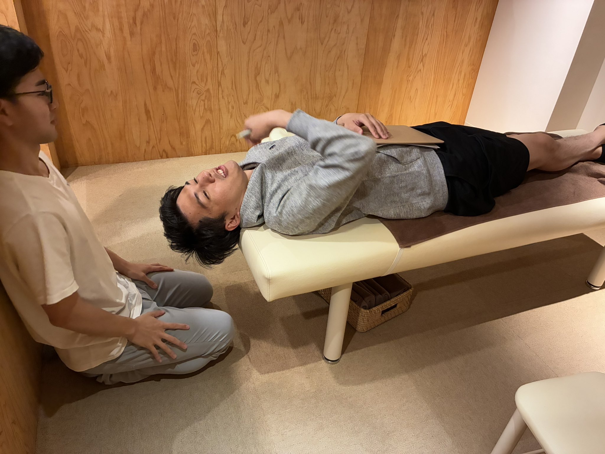 水曜練習会でスタッフが施術の確認をしている様子