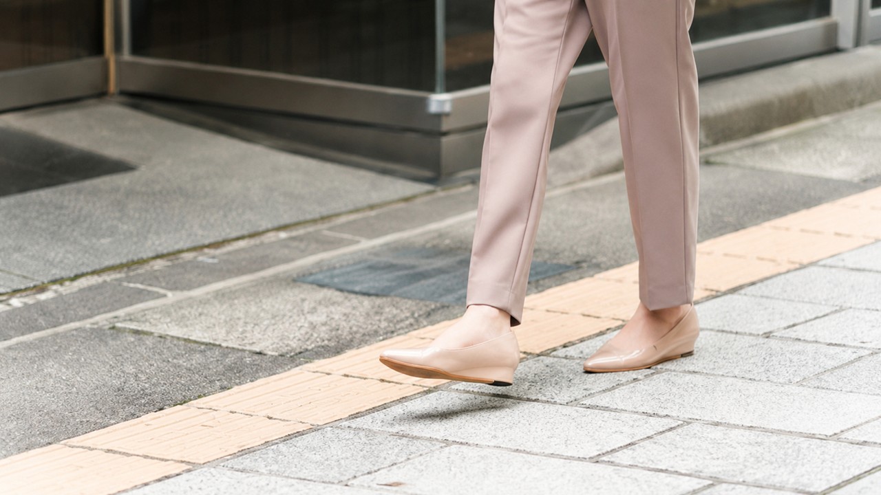 外反母趾は、扁平足など足のアーチや使い方が関わることがあ