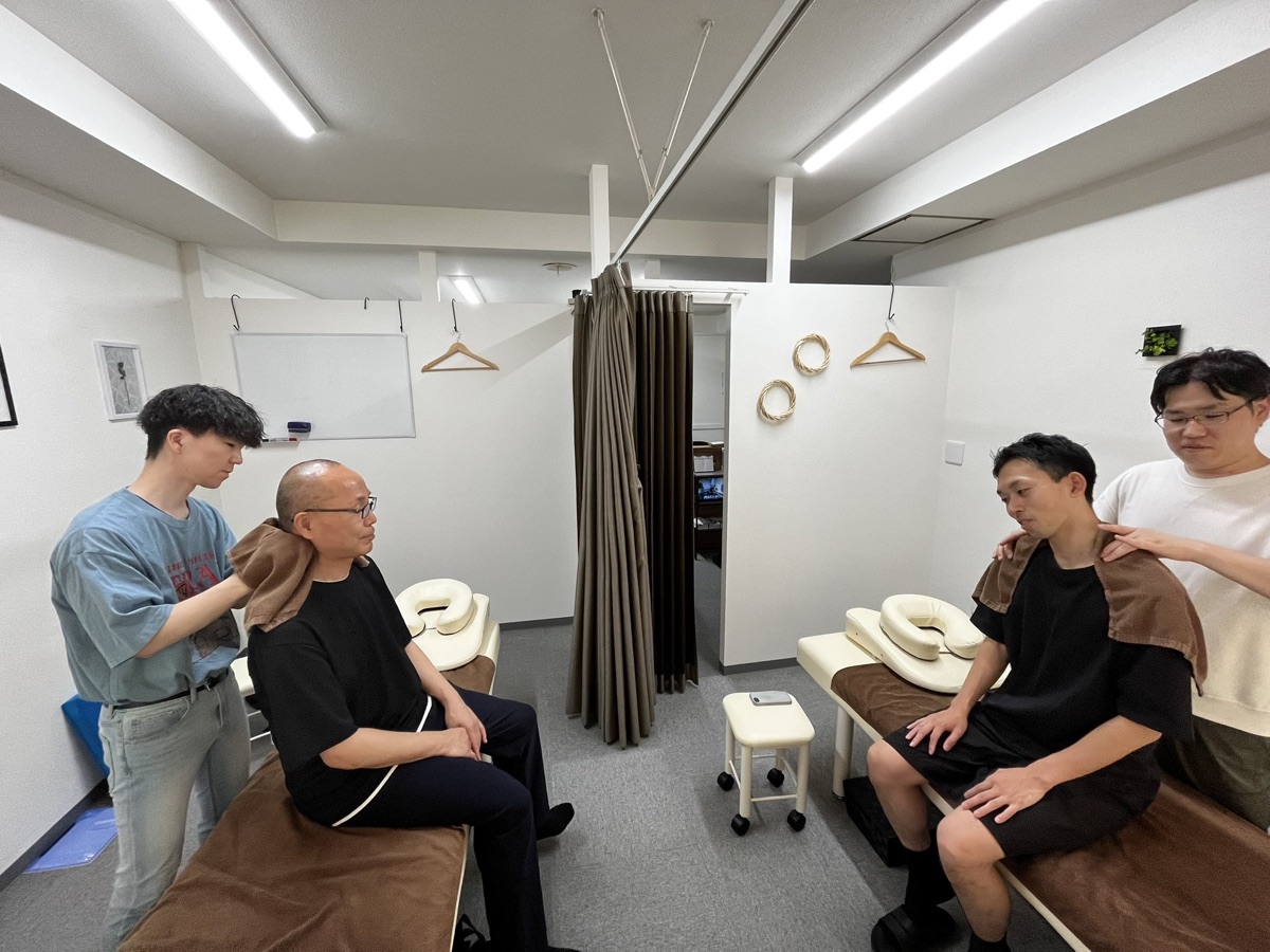 ANOアカデミー実技練習会で、スタッフがペアに分かれて頚肩部の確認検査を練習している様子（2026年7月）