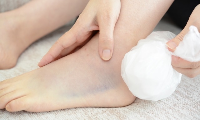ひねったあとの足首の痛みや腫れ。直後の対処と、そのあとの立て