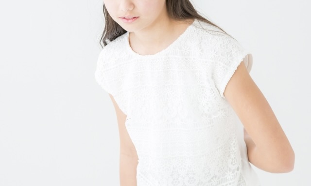 腰に手を当てる成長期の子ども
