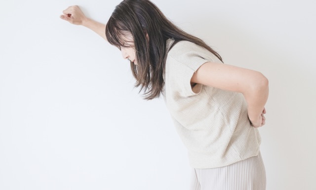 背中の張りや肩甲骨の間のこり。デスクワークやスマホの時間が長