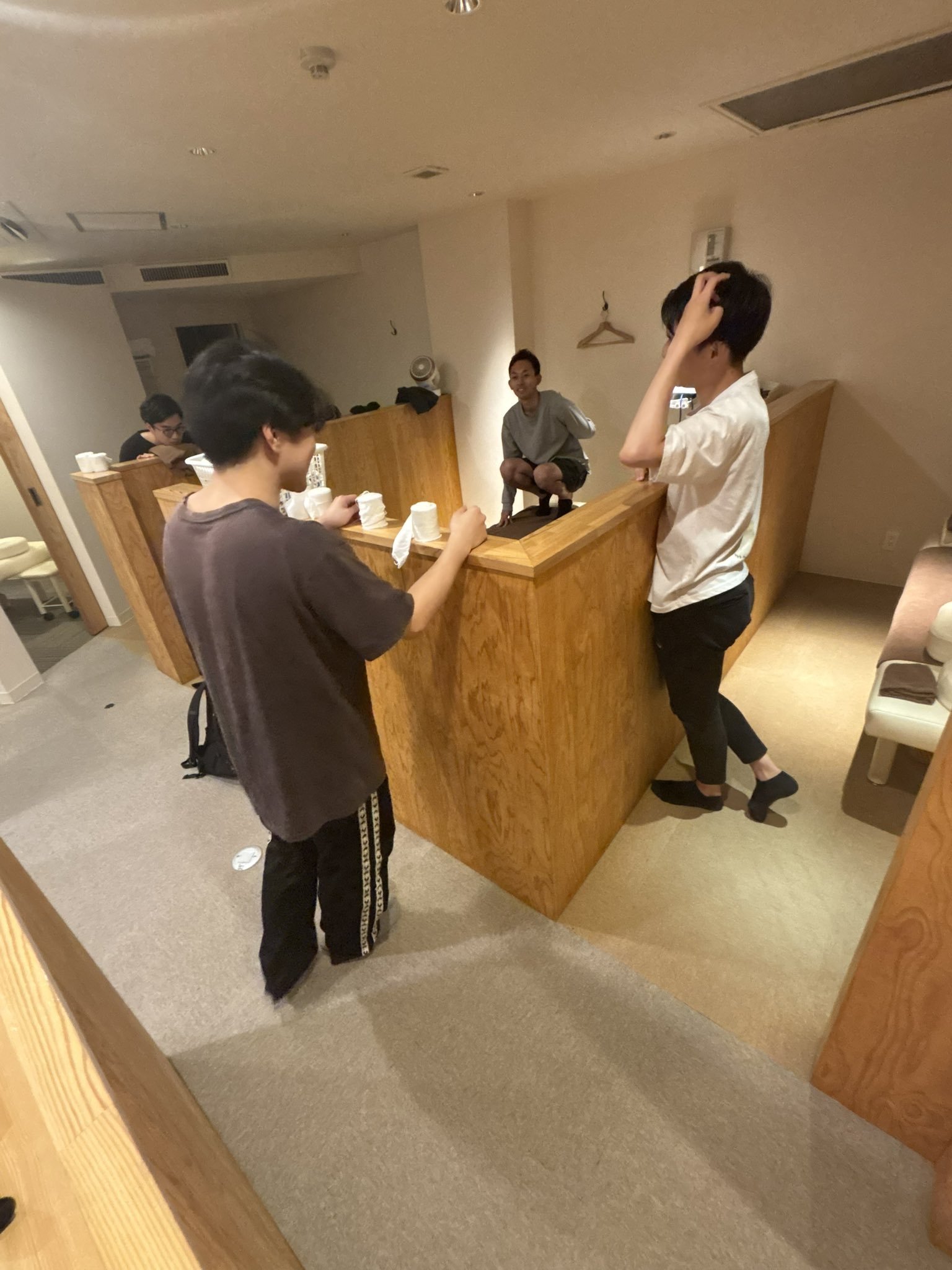 とんとん整骨院の練習会の合間に受付前で談笑するスタッフ