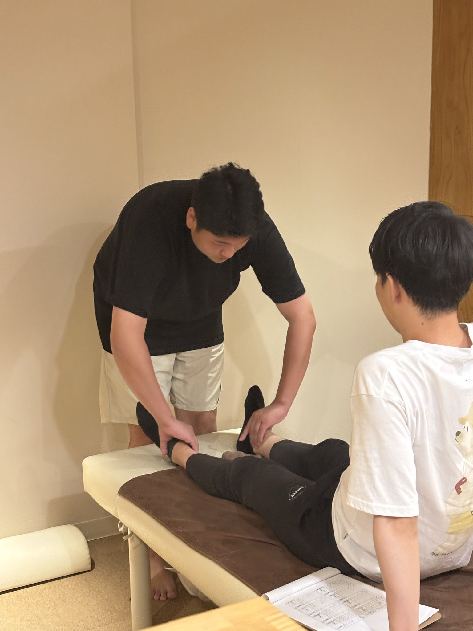 とんとん整骨院の練習会で下肢の検査を確認するスタッフ