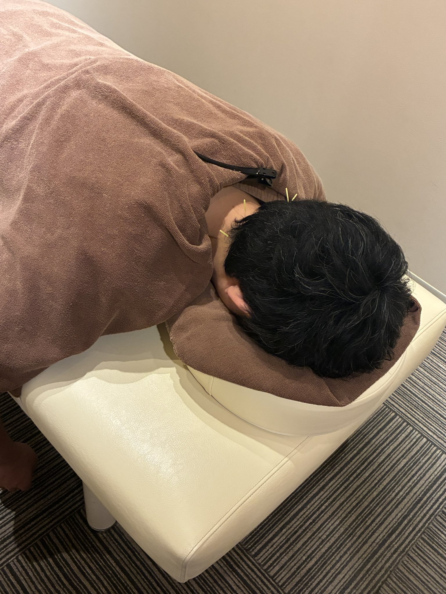 練習会で鍼の基礎技術を確認するとんとん整骨院のスタッフ