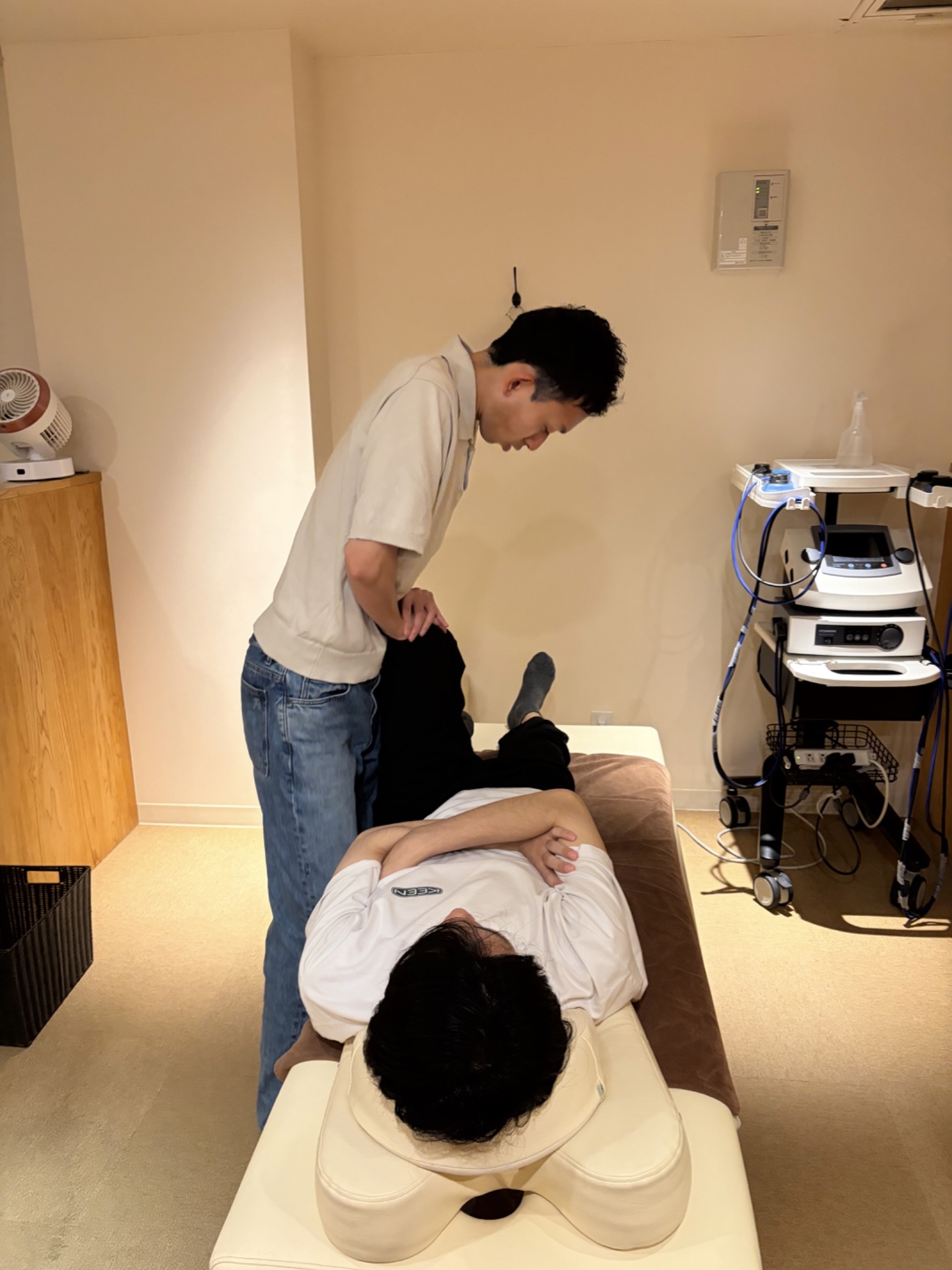 練習会で股関節の検査を確認するとんとん整骨院のスタッフ