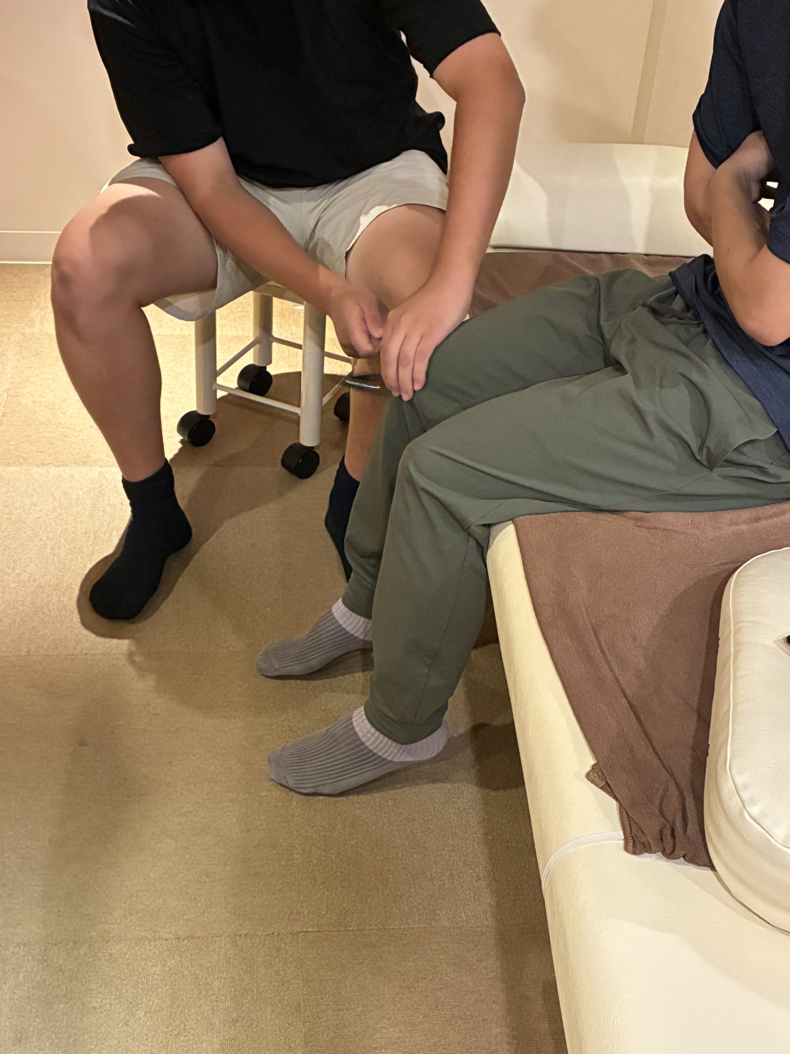 打腱器を当てる位置を確かめながら検査練習をする手元