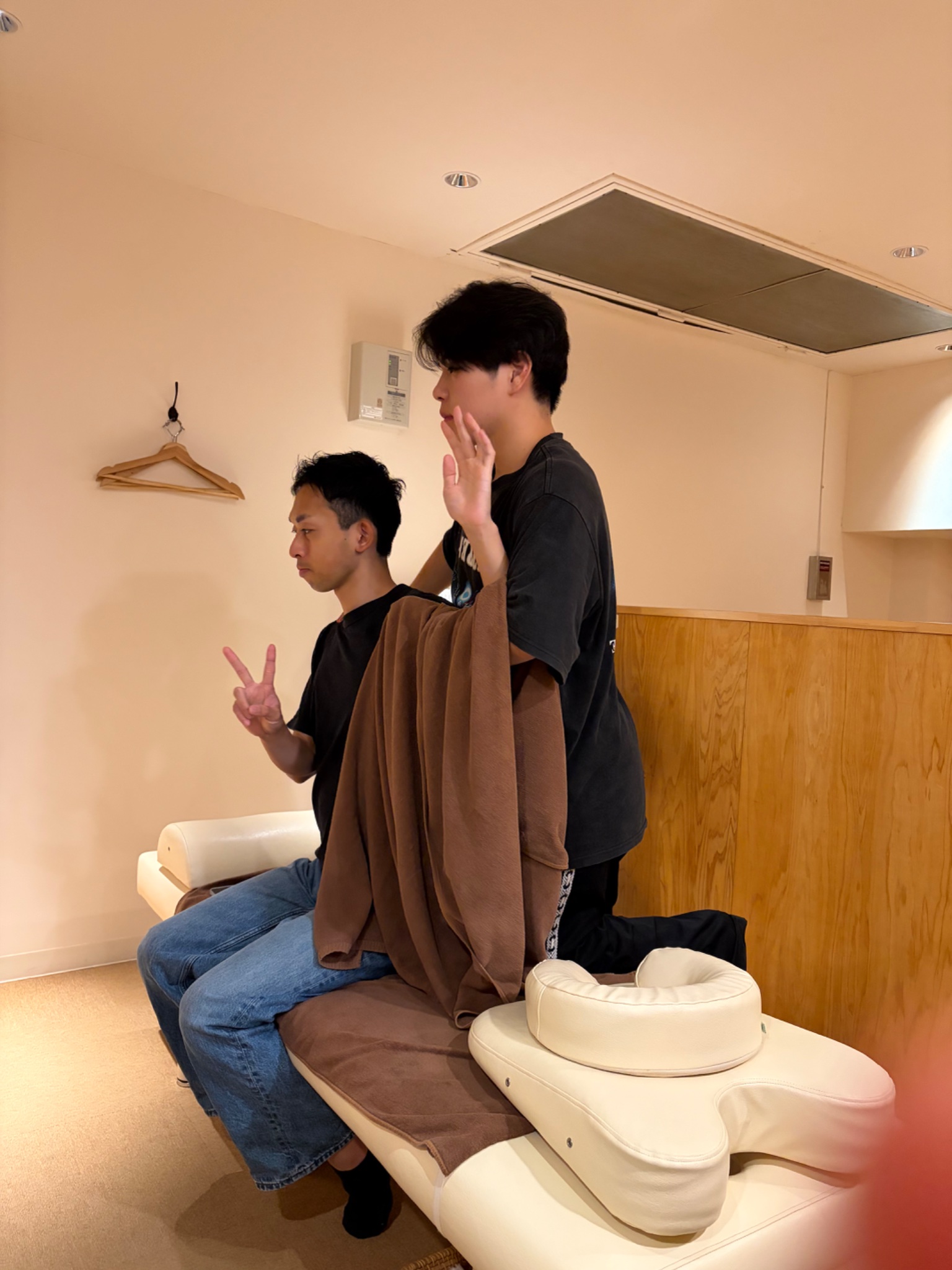 とんとん整骨院の練習会で肩まわりの施術を練習するスタッフ
